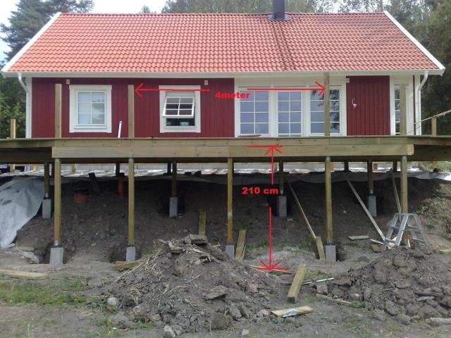 Friggebod på stolpar 210 cm över marken, plan för altankoppling framför.