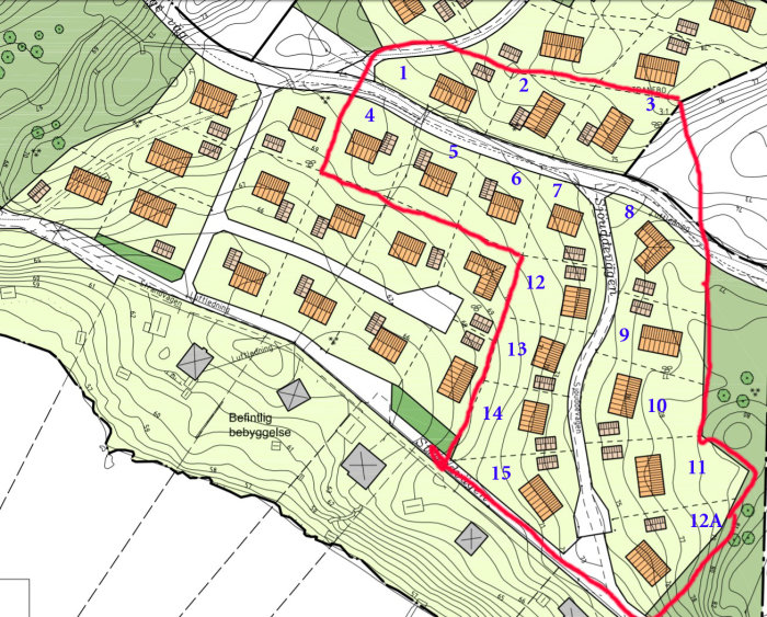 Kartplan över ett framtida bostadsområde med numrerade tomter inom ett rödmarkerat område.