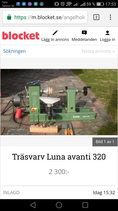 Träsvarv Luna avanti 320 till salu för 2 300 kronor, visas utomhus på en stenlagd gång.