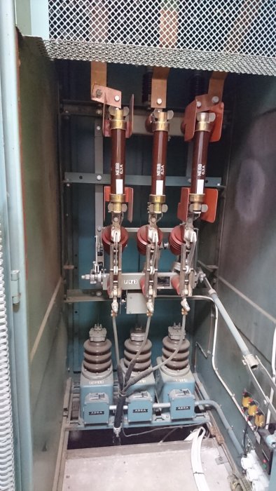 Nyare säkringar och hållare i ett 50-tals ställverk som fortfarande är i drift, matar en trafo, med 6,3A 12kV säkringar.