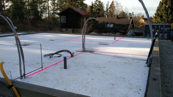 Grund med uppmärkta väggar och kontrollerade rörinstallationer, markerade med rosa linjer.