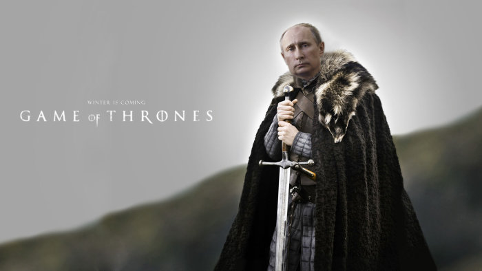 Fotomontage med en känd politisk figur avbildad som en karaktär från TV-serien "Game of Thrones" i vinterklädsel med svärd.