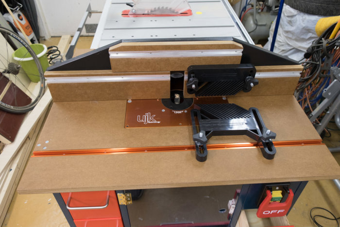 Bord med träarbeteverktyg inklusive såg- och fräsbord från Bosch samt en anpassad MFT-bänk.
