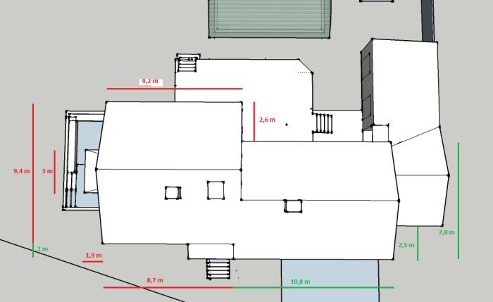 Översiktsritning av ett hus med mått för en planerad tillbyggnad, inklusive tomtgränser och befintliga strukturer.