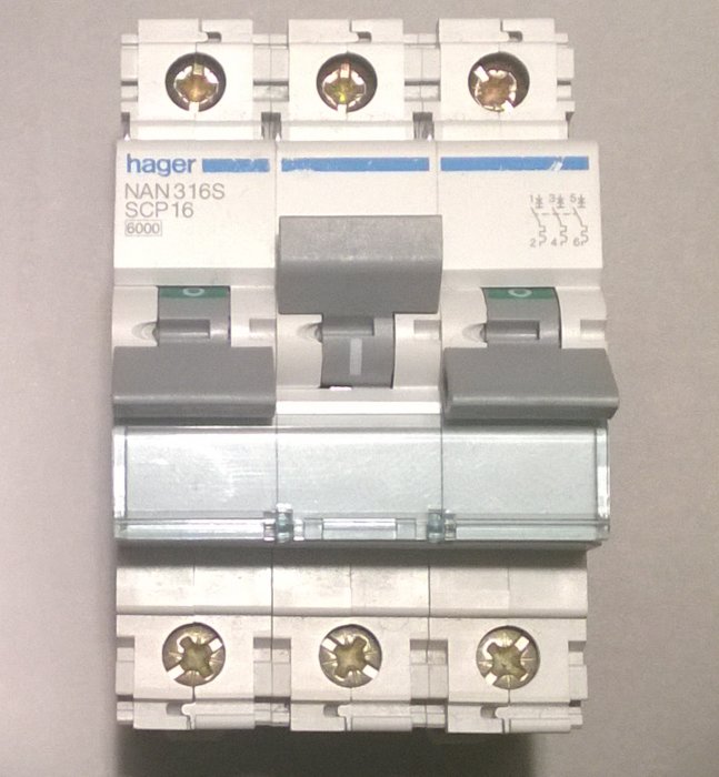 Blockbyggda grå mätarsäkringar märkta "Hager NAN316S SCP16 6000" staplade i rad.