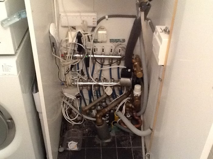 Teknikgarderob med elfördelning, fjärrvärme, golvvärmecentral, vattenledningar och TV-antennutrustning.