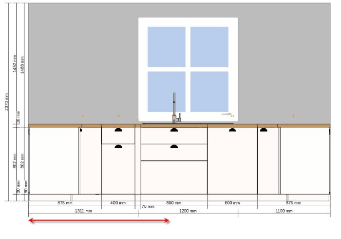 Schematisk ritning av köksinredning med måttangivelser och en markerad röd pil under skåpen som visar avloppets tänkta dragning.