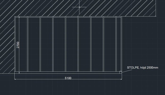 Arkitektonisk ritning av en planerad balkong med mått 5100mm bred och 2700mm djup samt en stolpe markerad.