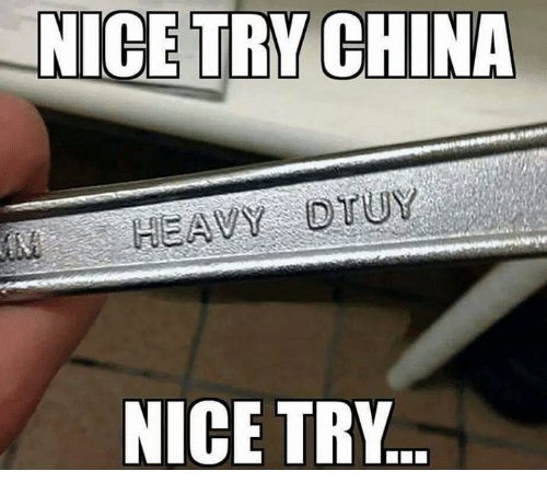 Hand håller ett verktyg med felstavad text "HEAVY DTUY" med kommentaren "NICE TRY CHINA" nedanför.