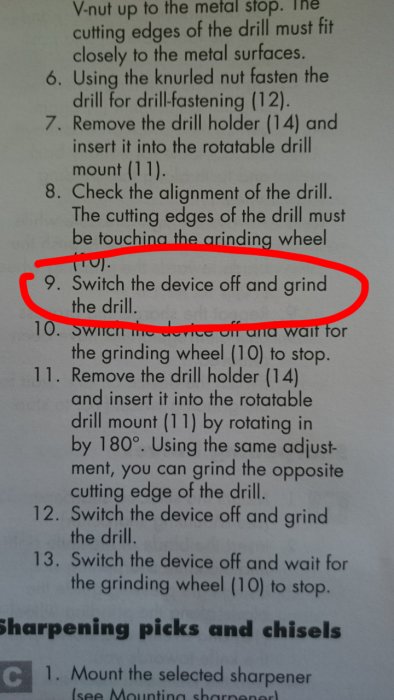 Bild på en instruktionsmanual med markerad text som säger "Switch the device off and grind the drill.