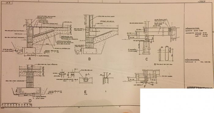 Ritning av husgrund med markerade konstruktionsdetaljer, avsedd för att planera åtgärder mot radonintrång.