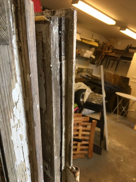 Närbild av slitet fönsterkarm i en verkstad, avsett för ett enkelt växthusprojekt.