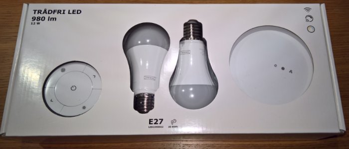 IKEAs Trådfri Gateway-set med smart LED-lampa, fjärrkontroll och gateway-enhet på en förpackning.