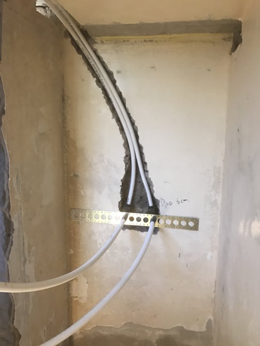 El-installation med kablar fastsatta på en vägg, markerad utsparing och en text "Djup 6 cm".