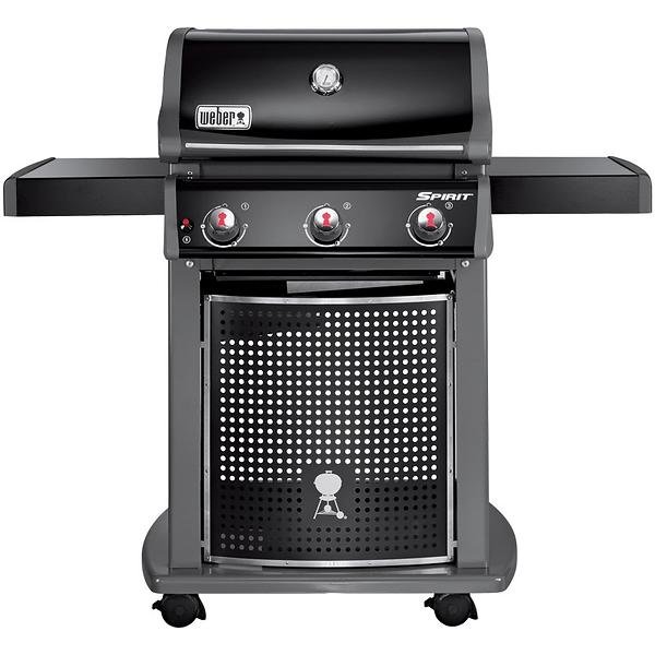 En svart gasolgrill med tre reglage, varumärket Weber, på hjul med sidobord.
