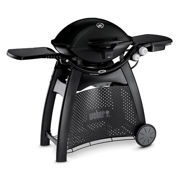 Svart gasolgrill med sidohyllor, hjul och Weber-logotyp på locket.