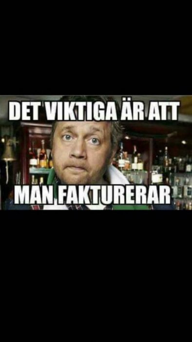 Mem med texten "Det viktiga är att man fakturerar" ovanför en man i baren.