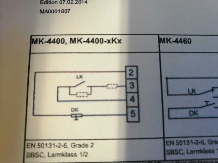 Kopplingsschema för MK-4400 med larmkontakt och sabotage brytare.