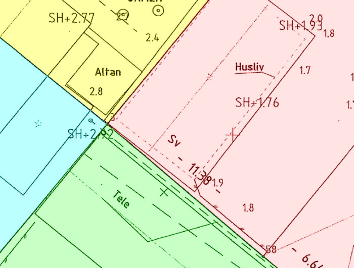 Nybyggnadskarta med fyra färglagda tomter och höjdsiffror på byggnader, angivet som 'Altan' och 'Husliv'.