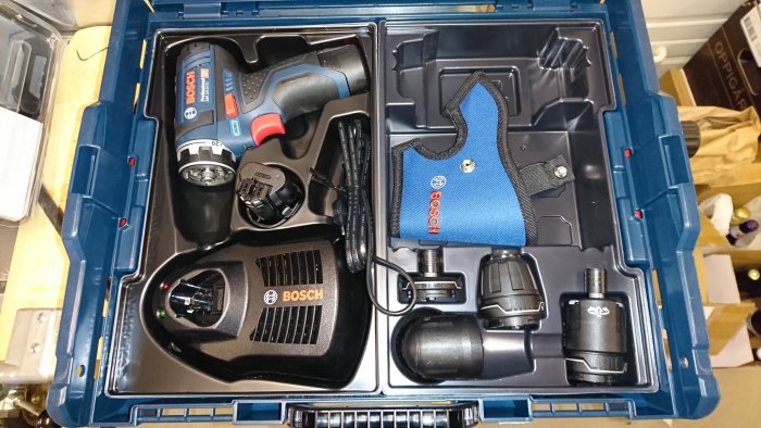 Bosch FlexiClick skruvdragare och utbytbara chuckar i verktygsväska.