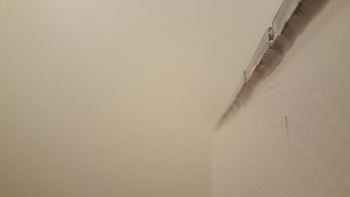 Överblick av badrumsrenovering där klinker sticker ut från väggen.