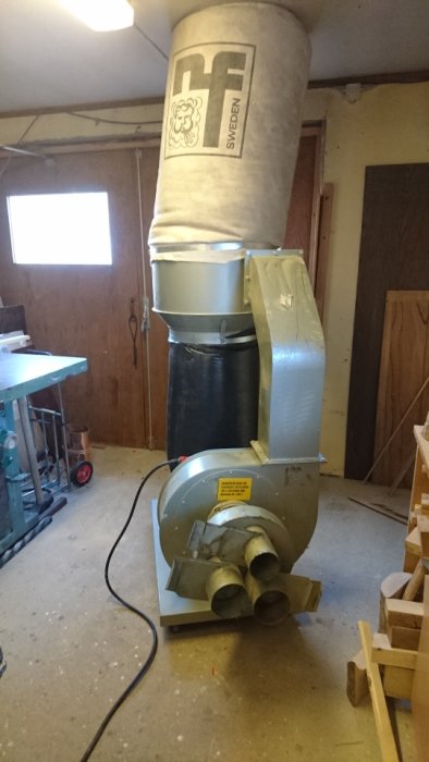 Lillslam spånsug från Nordisk Fläktindustri installerad i en verkstad, redo för uppgradering.