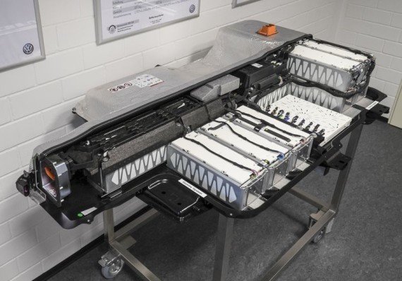 Två demont. elbilsbatterimoduler på stativ, för Mitsubishi I-Miev & VW e-Up.