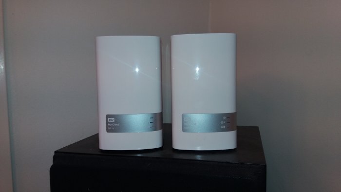 Två Western Digital My Cloud Mirror enheter på en svart högtalare.