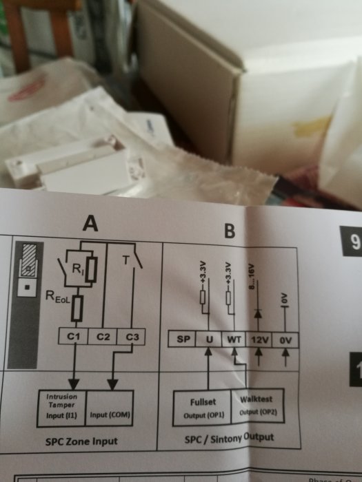 Installationsmanual för säkerhetssystem med kabelföring för PIR-sensor och siren markerad, otydlig bakgrund.