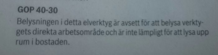 Text från en manual som beskriver att en elektroverktygs belysning inte är avsedd för rum.