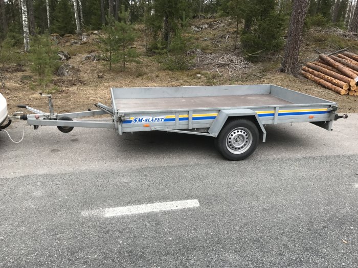 Ett öppet släp parkerat utomhus, avsett för att transportera pellets.