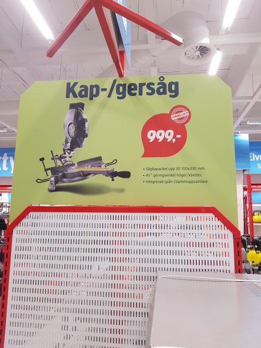 Reklamskylt för kap-/gersåg med 305 mm klinga till specialpris på 999 kr hos Jula.