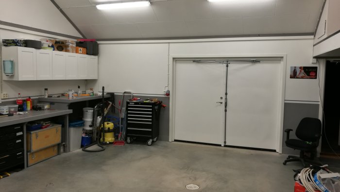 Välorganiserad garagedel med nyligen installerad el och inga skarvsladdar på golvet.