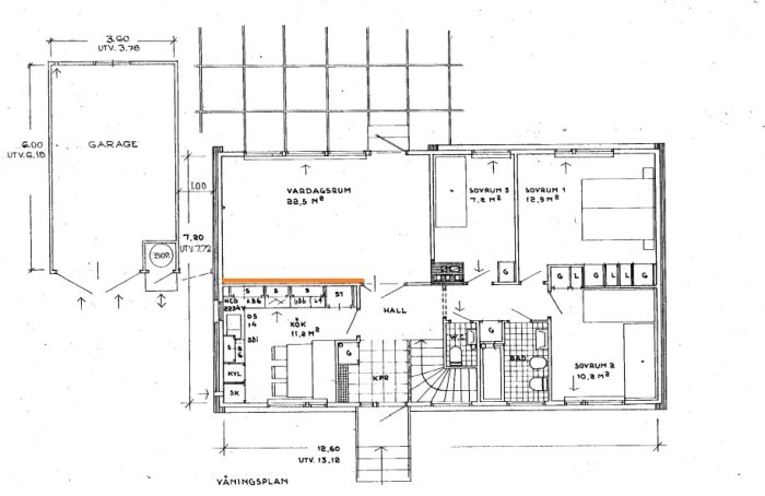 Arkitektonisk ritning av en våningsplan visar layout med markerad vägg som ska tas bort.