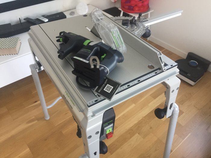 Festool CMS ts55 sågbänk och skruvautomat på ett trägolv, ännu ej helt uppackade och redo att användas.