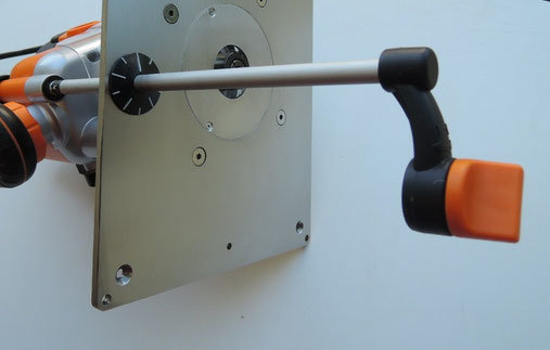 En handborr fäst i ett metallstöd med detaljer som visar en egenkonstruerad anordning.