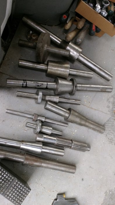 Samling svarvstål och metallverktyg för metallsvarvning på en arbetsbänk.