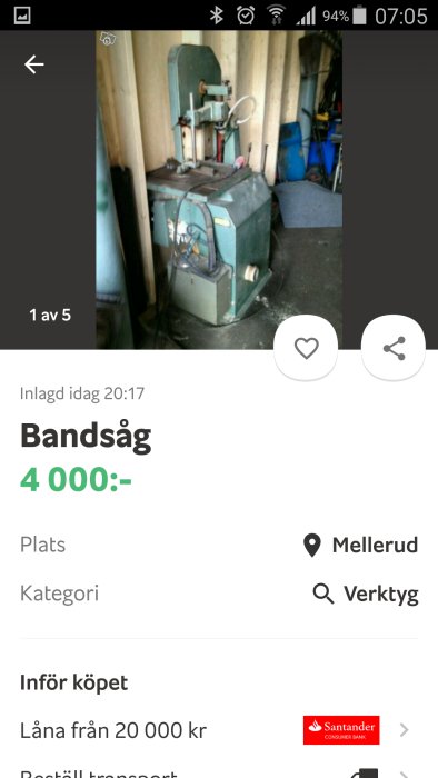 Begagnad bandsåg till salu i en verkstadsmiljö, prissatt till 4000 kr, möjlig affär för en byggprojektsdiskussion.