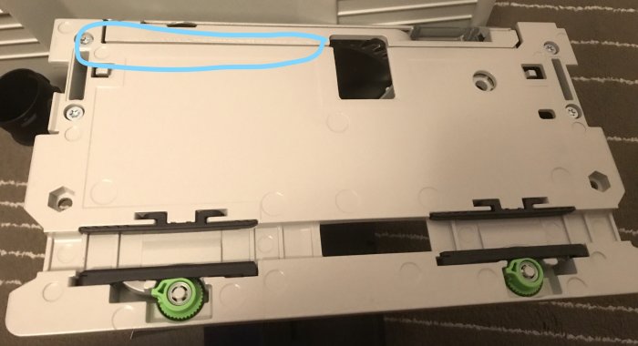 Bottenplatta till Festool TS 55 REBQ sänksåg med synlig svetsfog.