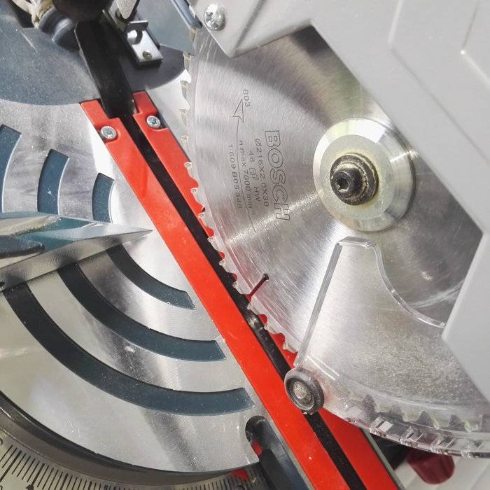 Närbild på en knappast använd Bosch kapsåg med rent sågblad.