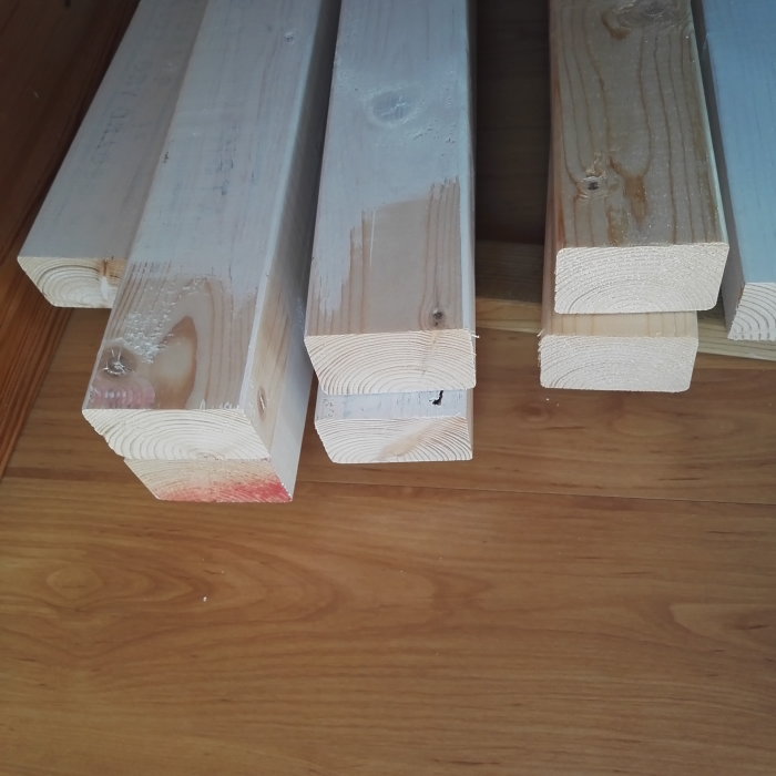 Träreglar med ojämn yta och märken som visar tecken på fukt och fnasighet.