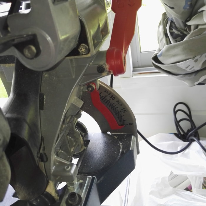 Närbild av en momentnyckel inställd och använd på en bult i en byggmiljö.