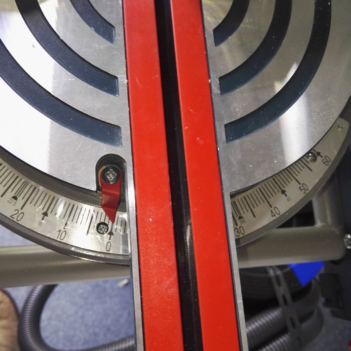 Närbild på en justerbar sågklinga på ett geringssåg med graderade vinkelskala.