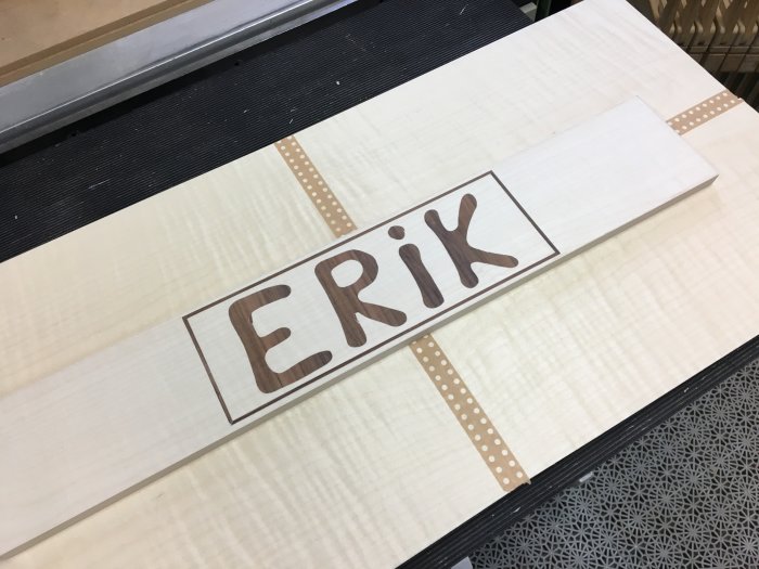 Handtillverkat skriv-/ritbord i björkplywood med barnets namn "Erik" inlagt i kontrasterande trä.