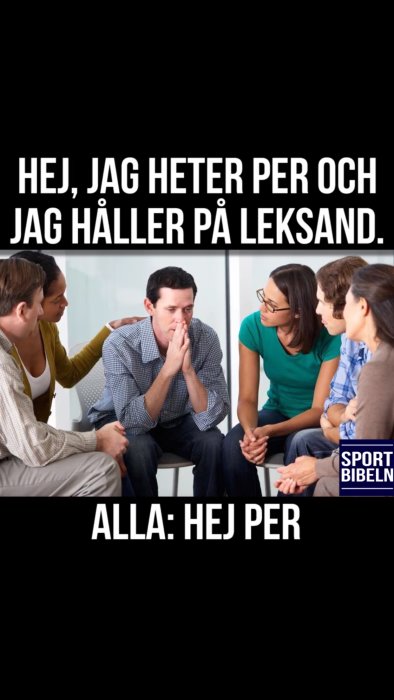 Ordkonst med grupp av personer runt en ledsen man, överst "Hej, jag heter Per och jag håller på Leksand", underst "ALLA: HEJ PER".