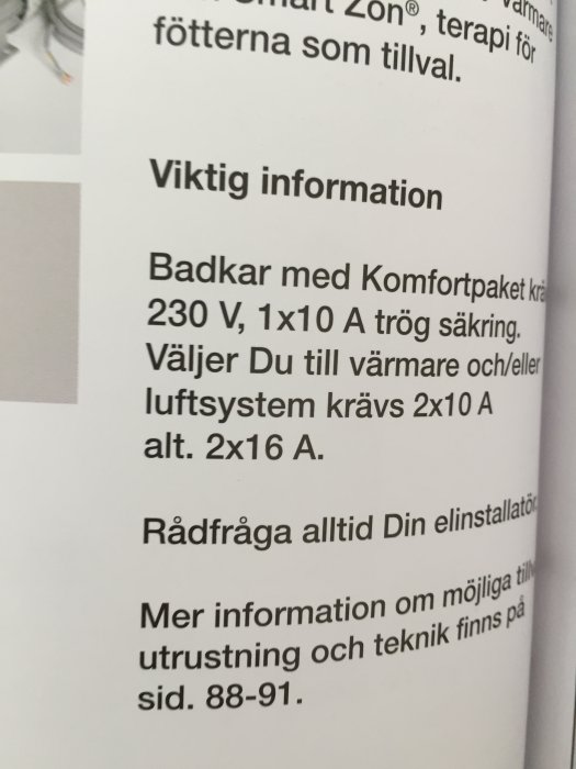 Informationsblad som anger elkrav för badkar, behov av 1x10 A trög säkring samt 2x10 A eller 2x16 A för tilläggsutrustning.