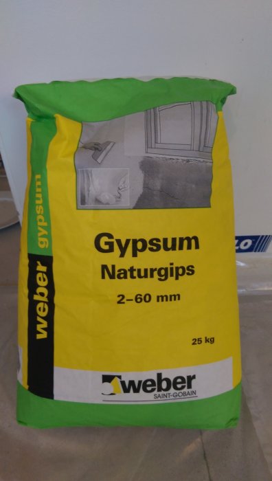 Säck med Weber Gypsum Naturgips för byggprojekt, miljövänligt gipsputs.