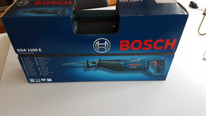 En ny Bosch GSA 1100 E tigersåg i förpackning på ett bord.