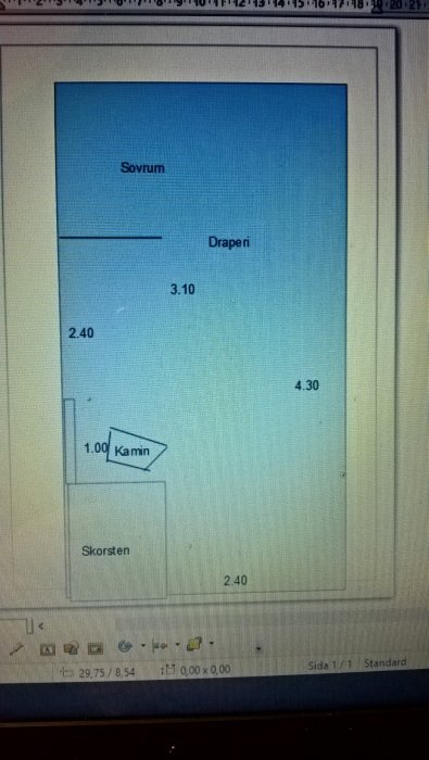 Översiktsbild av en handritad planlösning på en datorskärm som visar ett rum med angivna mått och objekt som kamin och skorsten.