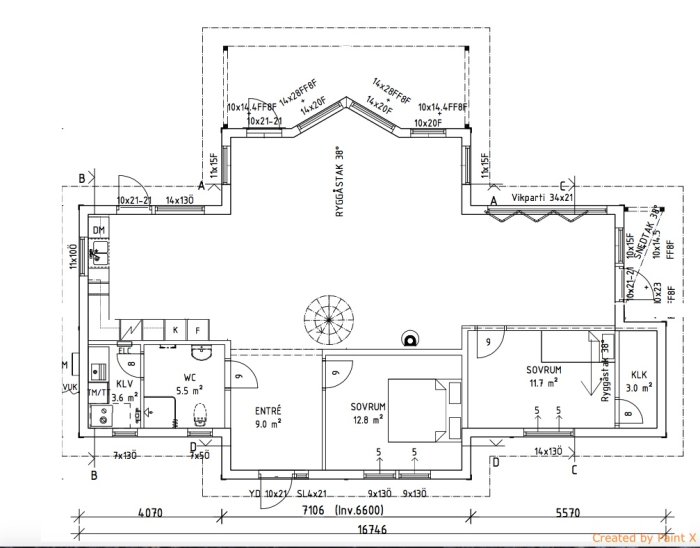 Ritning av en husplan som visar rummens layout och mått från en fågelperspektiv, med detaljerad beskrivning av varje rum.